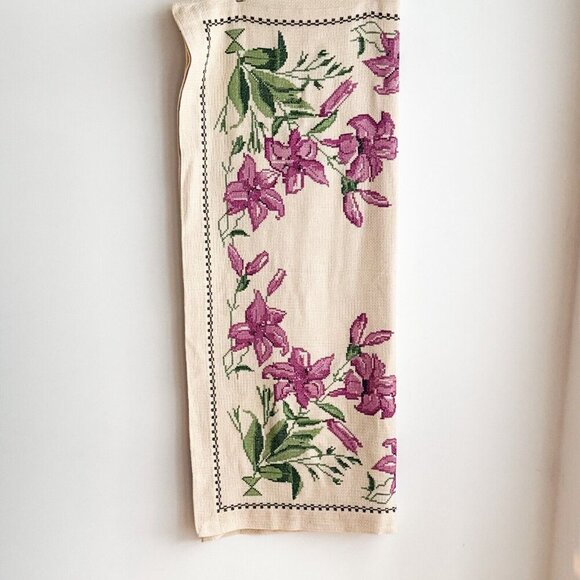 Vintage Cross Stitch embroidered Floral Purple Lilac Ivory Tablecloth - Picture 5 of 9